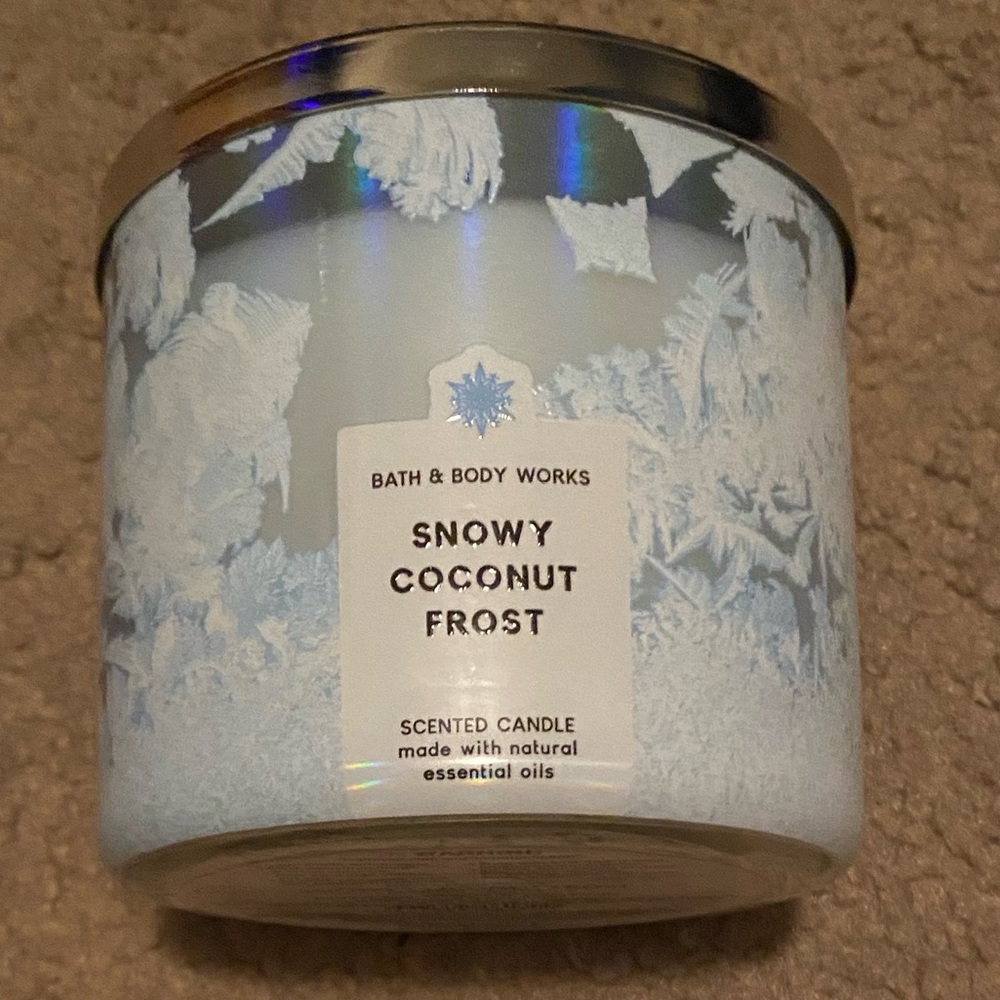 Bath and Body Snowy Coconut Frost Candle